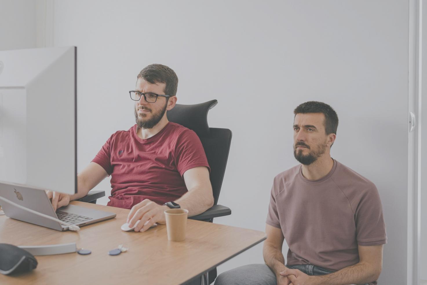 Espacio de trabajo moderno donde se utilizan soluciones financieras de qiranalosth