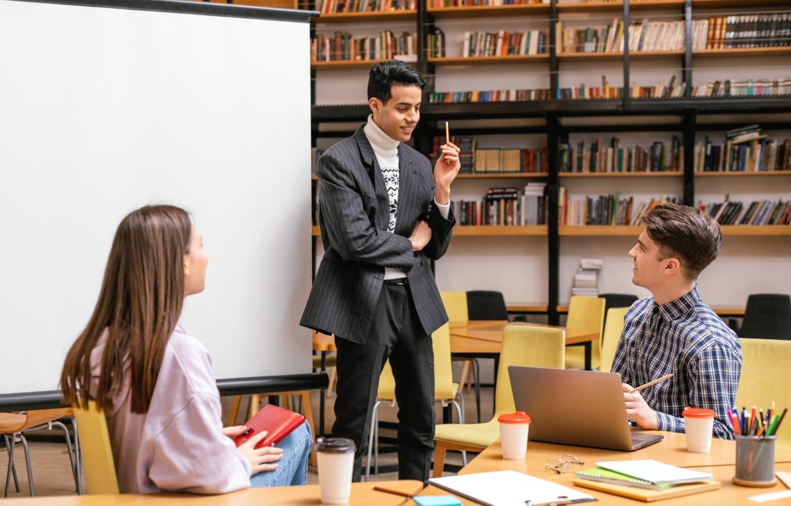 Equipo de análisis financiero trabajando con herramientas de qiranalosth