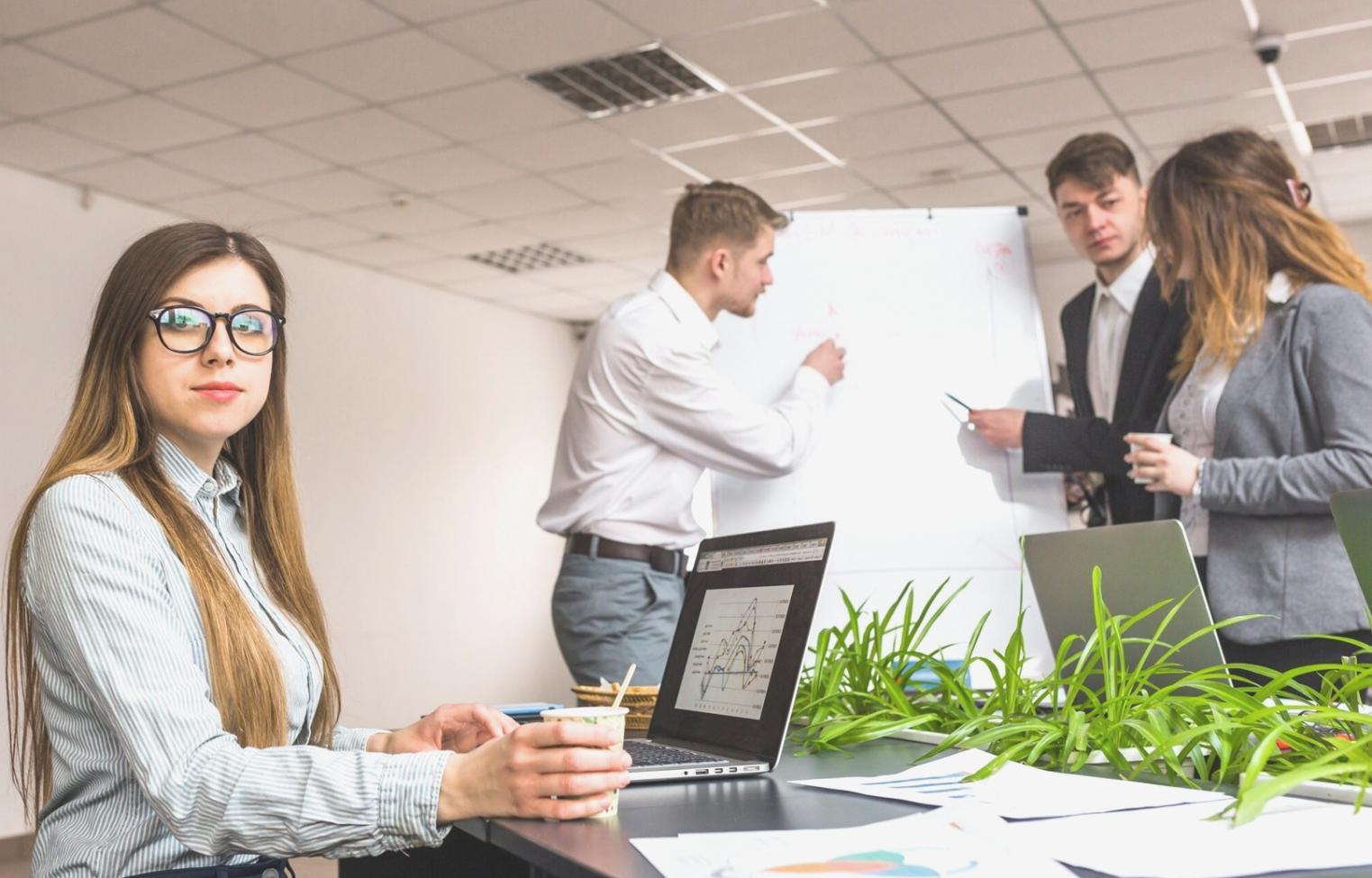 Equipo de qiranalosth colaborando en el desarrollo de nuevas funcionalidades