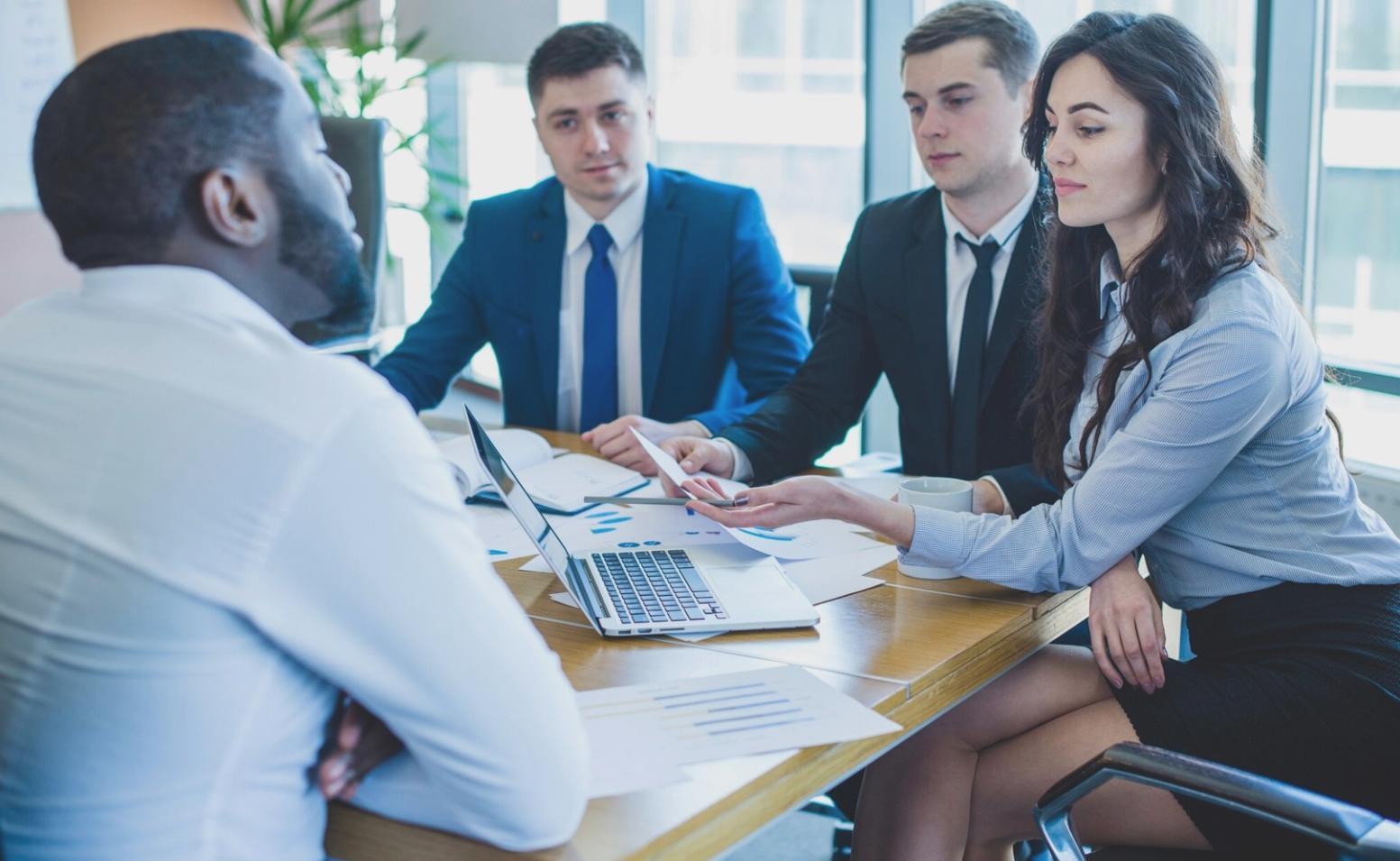Espacio de trabajo colaborativo en las oficinas de qiranalosth en Málaga