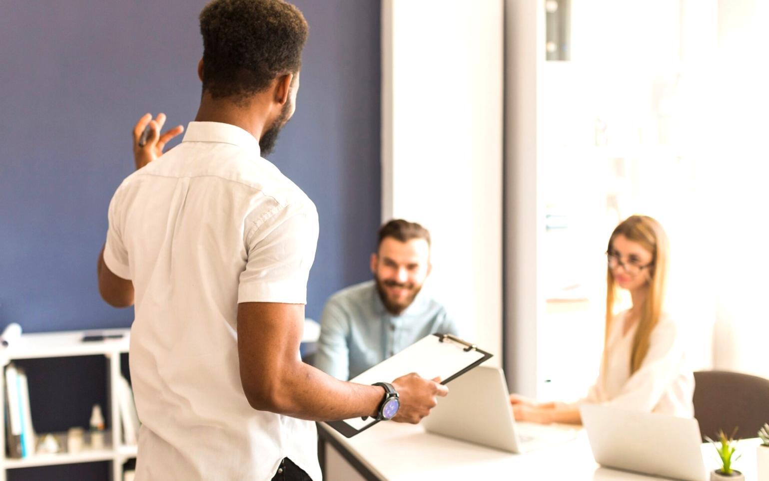 Espacio de trabajo con análisis financiero y gráficos en pantalla